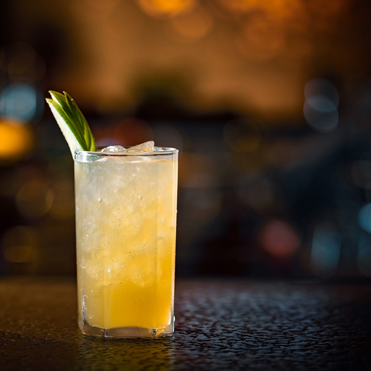 Apple based cocktail served in a long glass with ice; © shutterstock.com, Beefeater Austria